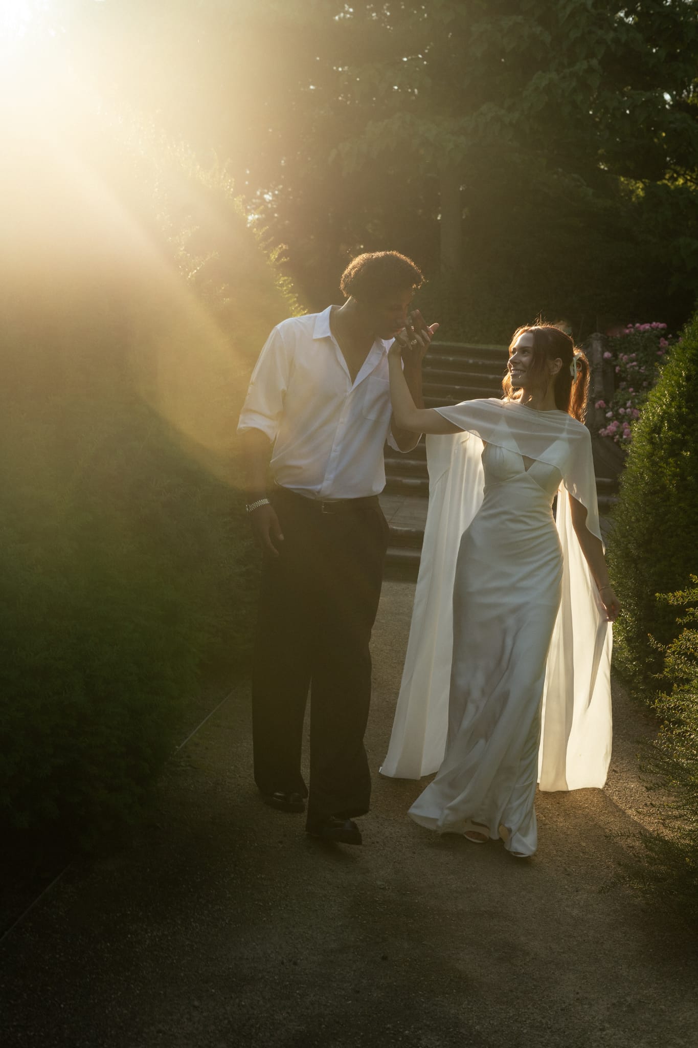 Brautpaar im Sonnenuntergang – Handkuss im Park